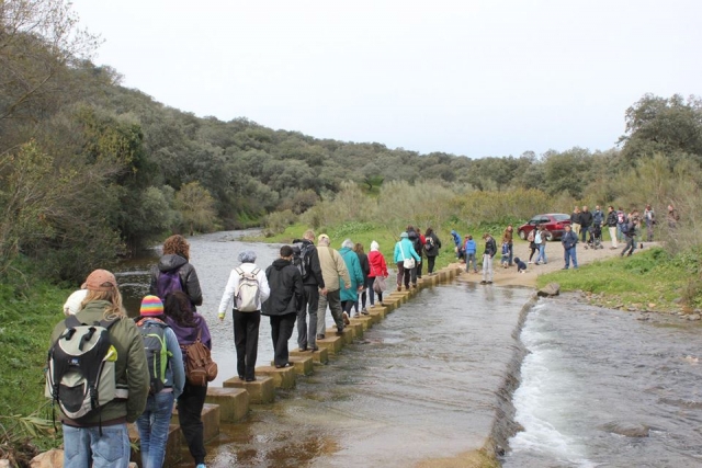  Folla che attraversa il fiume per vedere le grotte di Fuentes Leone
